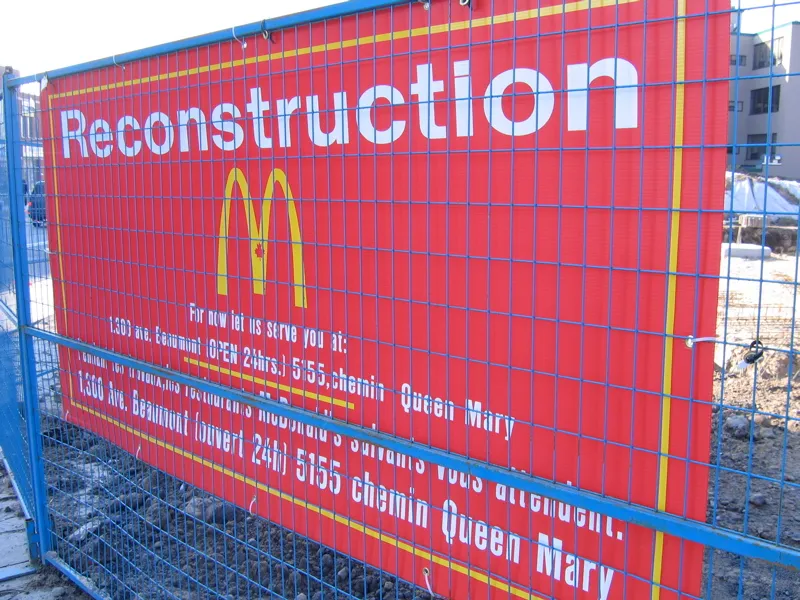 Pancarte Mac Donald en reconstruction