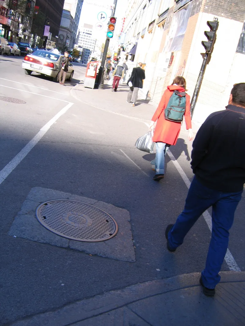 Feu sur le trottoir opposé